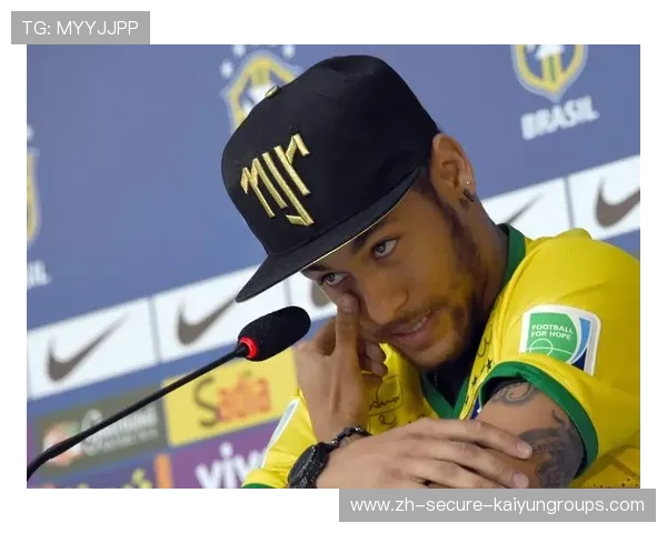 内马尔被粉丝偶遇超市,排队买菜的画面太接地气